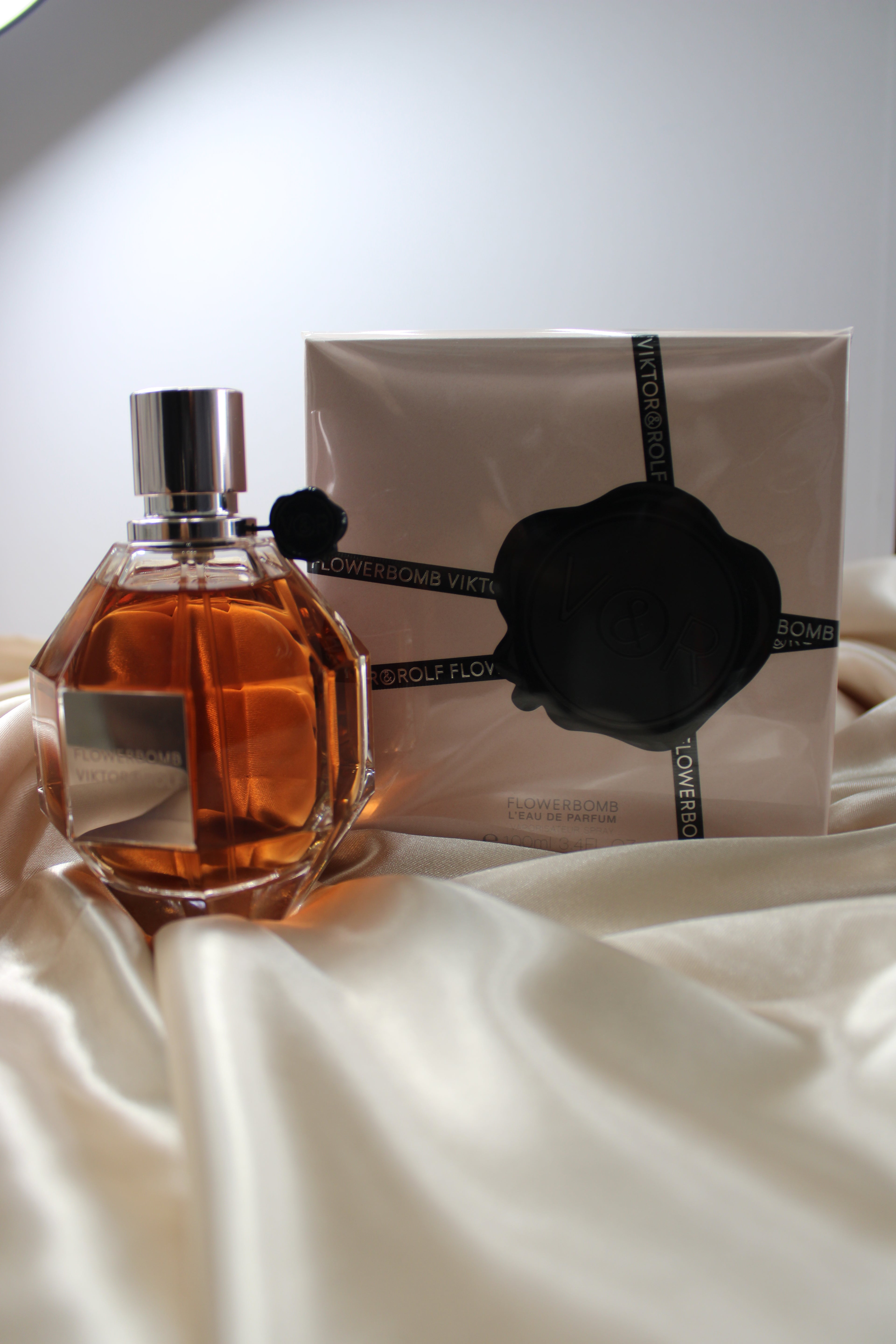 Flowerbomb Viktor & Rolf EDP 3.4 OZ